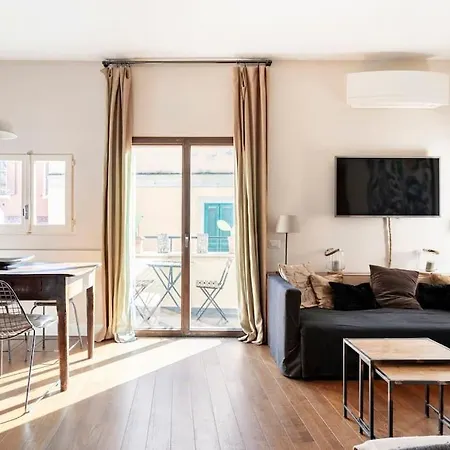 Charming Penthouse With Terrace Colosseum شقة